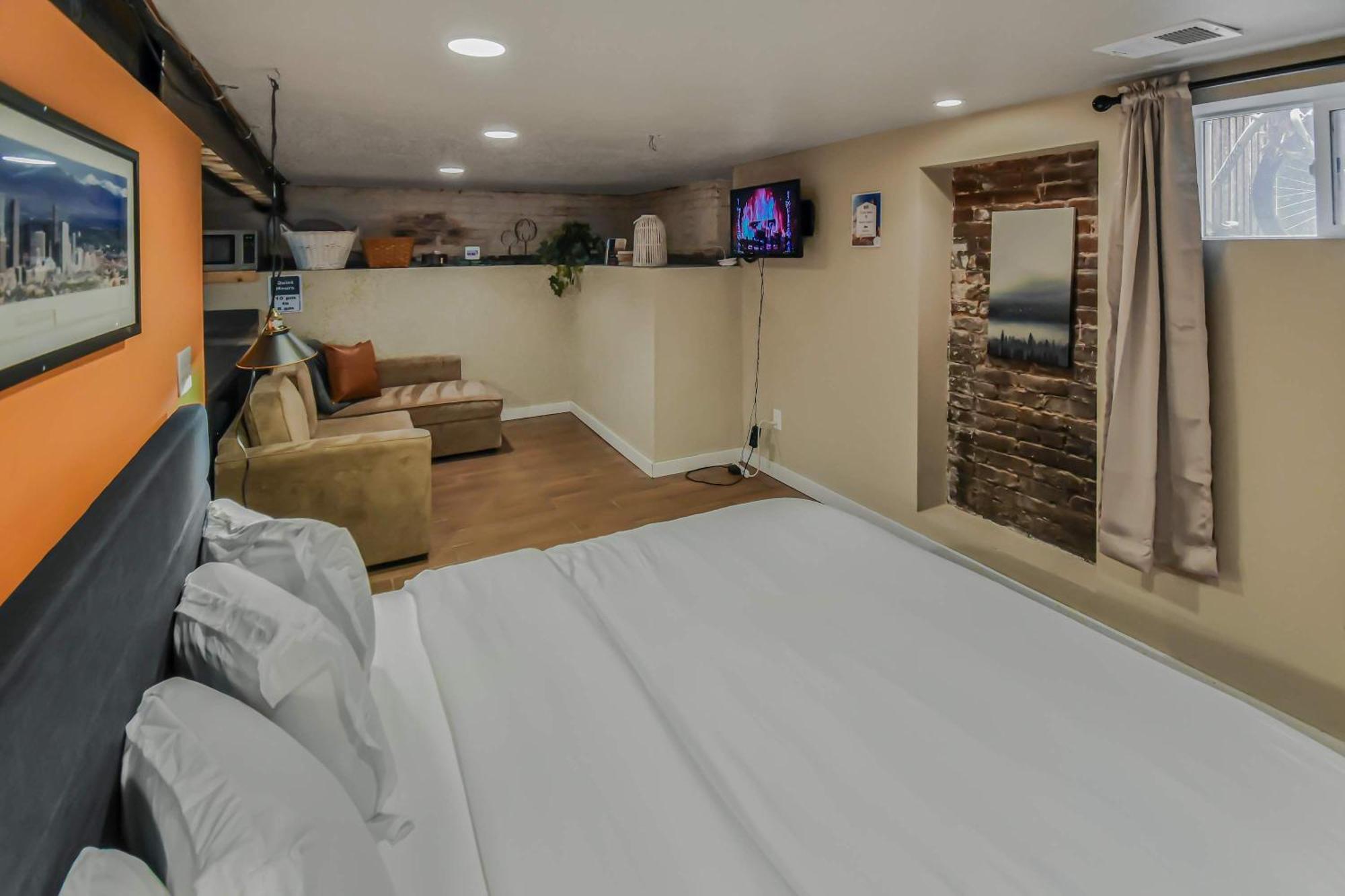 Wash Park Gem Large Lower Prime Location Apartment Denver